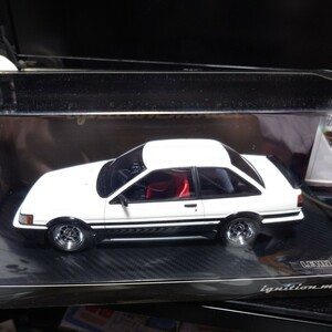 Toyota Corolla Levin（AE86） 2Dr GT Apex White/Black （1/18スケール IG0553）