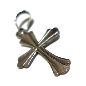 シンプルで力強い、小さな十字架シルバートップ 信仰の象徴 チャーム 新品 迅速配達 y0896