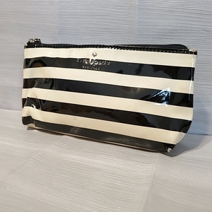 891 即決 kate spade ケイト・スペード ポーチ 小物入れ ミニ バッグ メイクポーチ コスメ ボーダー柄 エナメル ペンケース 筆箱