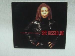 送料無料！盤面良好！SHE KISSED　ME/TERENCE TRENT D