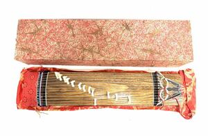 △ ミニ琴 13弦 和楽器 琴 短琴 十三弦 お琴 弦楽器 伝統楽器 木製 60cm 琴柱付き 箱あり 現状品 S121-7