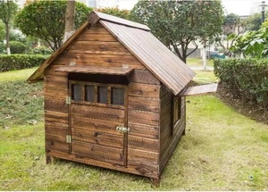屋外用 耐候性 木製 天然木 犬小屋 ペットハウス ドッグハウス 犬舎 三角屋根 脚付き 小型犬 中型犬 通気性 組み立て 夏は涼しく冬は暖かい