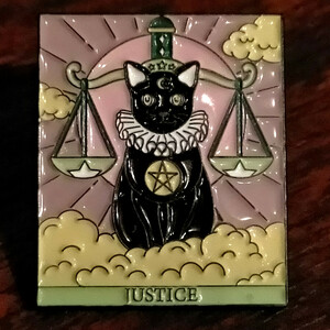 ピンバッチ　正義　Justice　黒猫　　タロットカード　タロット占い　KAWAII　五芒星　天秤　ネコグッズ　キャット　ピンバッジ　