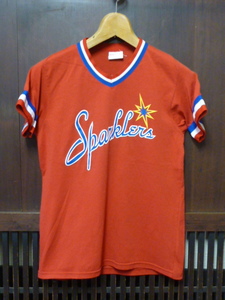 USA古着　80s 90s HOWE Tシャツ YOUTH XL Sparklers 赤 レッド Vネック ライン スポーツ ナンバリング アメリカ製 半袖