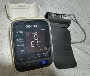 ⑧安心のブランド OMRON オムロン HEM-7430 高性能 自動電子血圧計 上腕式 フィットカフタイプ 腕帯巻き付け 中古 稼働品 長期保管品