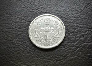 小型50銭銀貨 大正13年　silver720　送料無料（14572）　 古銭 骨董　アンティーク　日本 貨幣　菊の紋章 お宝