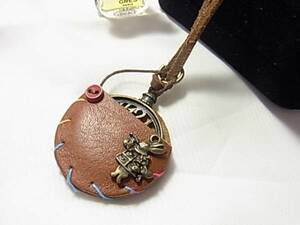 ●皮革製●トップポケットに時計モチーフ小業が利いたネックレス