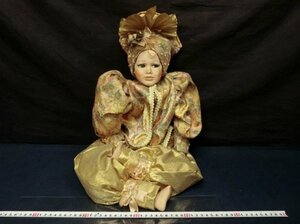 L5823 ドール 人形 セラミック 陶器人形 女の子 座った状態全長37cm