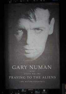 GARY NUMAN 洋書　PRAING TO THE ALIENS ハードカバー　新品