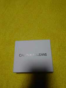 calvin klein jeans[カルバンクライン ジーンズ] ◆未使用◆箱付き◆二つ折り財布　小銭入れなし。カード、お札、レシートなど収納可能！