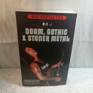 ROCKDETECTOR　A-Z of　DOOM, GOTHIC & STONR MTAL　CONTAINS 16 TRACK POWER METAL CD　　　　　　　　　　GARRY SHARPE-YOUNG　洋書