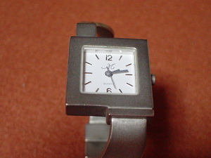 珍品　デザイン　M１０４　女性用腕時計　角型　ブレスレットタイプ