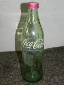 ＜昭和レトロ蓋付コカ・コーラCoca・Cola1リッター瓶、小物数点ピンバッジセット＞