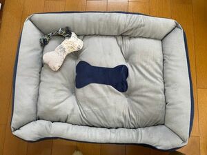 オールシーズン ベッドペット 簡単掃除 形崩れにくい 犬 猫 ベッド 通年使用 60*45*15cm おもちゃ付き 柔軟 暖かい ネイビー0904