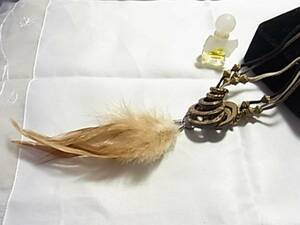 ♪羽付き　羽のファートップ　革紐3連のインディアン調のロングネックレス