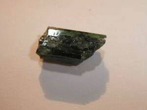 エピドート epidote 緑簾 原石7.95ct 天然石! 原石母岩付きルース 1 ☆エピドート原石 パワーストーン色々まとめてたくさん大量同梱可能