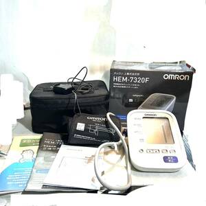 OMRON オムロン 上腕式血圧計　HEM-7320F 動作品 (B4118)