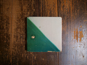 緑×白釉薬 スペイン 19世紀 タイル カタルーニャ スペインデルフト スペイン古陶 三角模様 アンティーク /J575
