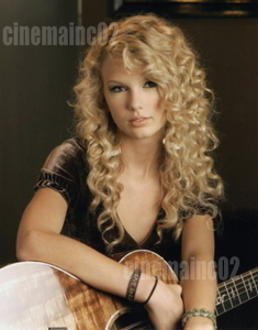 テイラー・スウィフト Taylor Swift/カーリーヘアーでギターを持つ写真