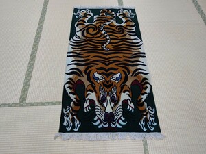 送料無料 手織り 羊毛 大 149.5 73 チベタンタイガー 絨毯 カーペット ラグ マット タイガー 虎 未使用 ネパール チベット 検索 段通
