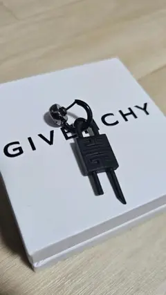 【GIVENCHY】ロックエナメルメタルイヤリング