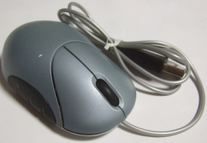 光学式USBマウス(クールブラック,全長8.5cm)。