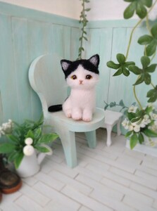 ミニ猫　＊すず＊　羊毛フェルト猫　ドールペット　ブライスペット　ハンドメイド　ドールハウスに　ハチワレ猫　白黒猫