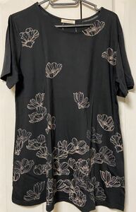 ◆新品　べルーナで購入　BELLUNA 　 cecchini　黒　なめらか　テンセル　花柄Tシャツ・チュニック　Mサイズ