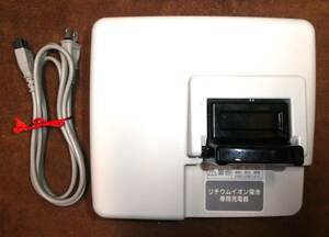 Panasonic　充電器　NKJ048 4A 　防塵キャップ、電源コード付き　中古動作品