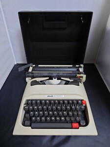 24040409 タイプライター olivetti Lettera 12 昭和レトロ レア コレクション ジャンク品 オリベッティ アンティーク