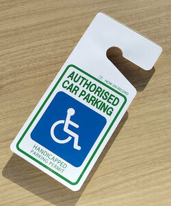 ちょっぴりおしゃれ！ 「車椅子」パーキングタグ 掛けるタイプ　　送料無料　軽量・しなやか・UVカット・高品質