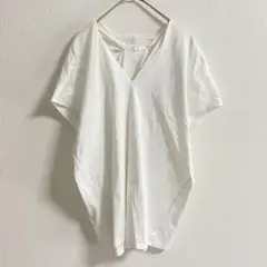 【アーバンリサーチ】デザイン　ホワイト　シャツ　シンプル　半袖　vネック