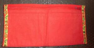 ☆布製　赤色　刺繍入り　二つ折り　財布　横　約20㎝　縦　約10㎝☆