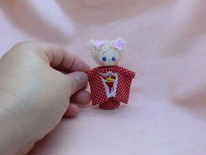小さなお着物人形　　和風　ミニチュアドール　ドールハウス　布製　　ハンドメイド　ブライスの人形　　白の髪