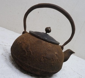 (☆BM)岩鋳 鉄瓶 双馬 南部鉄器 茶瓶 1.53kg 鉄製 茶道具 アンティーク レトロ やかん 馬柄