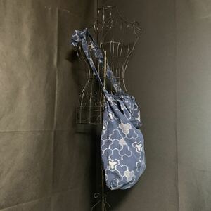 ハンドメイド ショルダーバッグ 古布 古着物 バッグ 型染め 絣 藍染 トート リメイク 手作り パッチワーク カスリ かすり (8407)