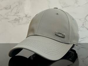 【未使用品】65D 上品★OAKLEYオークリー キャップ 帽子 CAP 上品で高級感のあるグレーの伸縮素材にメタル製ロゴ《伸縮前58㎝～61㎝位迄》