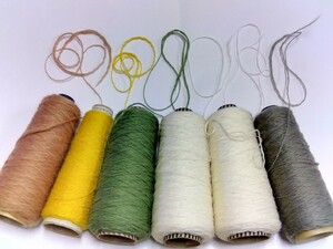 変わり糸　さをり　編み糸　手芸糸　 　約780g（芯棒含む）黄土色、黄色、ライトグリーン、ホワイト系　凸凹