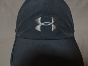 激レア USA購入 アクティブ系スポーツブランド アンダーアーマー【UNDER ARMOUR】 シンプルデザイン ロゴ刺繍入りランニング系CAP 中古品