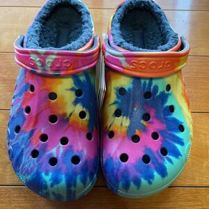 送料無料crocsクロックスBAYA LINED RITEDクロッグサンダル耐久クロスライトliningフェイクボアrainbowタイダイ柄unisex(JP27cm)新品