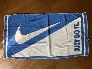 NIKE　ナイキ　スウッシュ　JUST DO IT.　128㎝　横70㎝　485g　ビーチタオル　ブルー、青×ホワイト、白　パイル地　使用品　送料無料