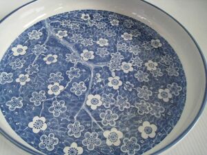 【N12R385】陶器の深鉢　梅柄　盛皿　大皿　　サイズ（約）：外径30×H6㎝