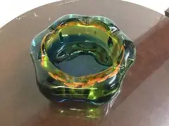 深緑にオレンジのガーベラが浮かび上がる深皿（灰皿）
