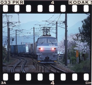 EF66 122 黄ステップ