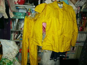 40年前のゴム引きナイロン　合羽　雨具　レインコート　黄色　上＆長ズボン＆帽子付　表-ナイロン100%　裏-ゴム100%　3Lサイズ　お覆われて