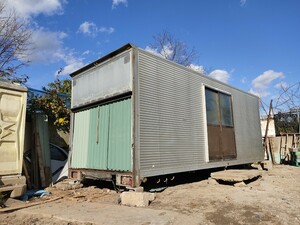 アルミコンテナ　アルミ物置　中間出入り口　壁窓付き　バイク置き場　作業小屋　鍵なし