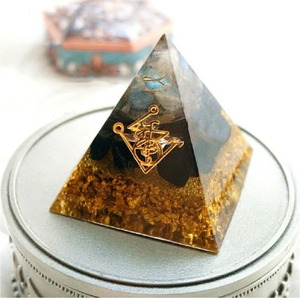 送料無料★置物 オルゴナイト エジプト ストーン チャクラ 幸運 パワー 石 コイル 金箔 有機物 無機物 ピラミッド