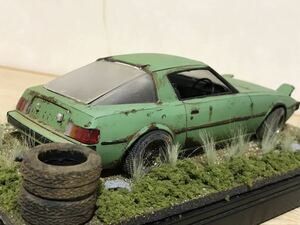 送料無料　1/24 プラモデル完成品　廃車　草ヒロ　ジオラマ　マツダ サバンナ RX-7 MAZDA SAVANNA 旧車