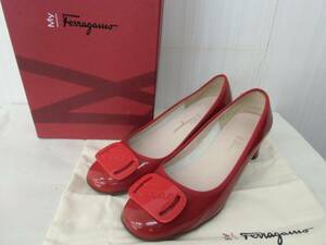 マイフェラガモ MY Ferragamo パンプス 7 1/2 D レッド MY CHARME ロゴバックル エナメル 赤 大きいサイズ 25cm相当