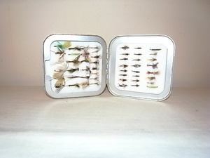 ! ! !　Rare Vintage Wheatley Square Fly box With 50 Flies for Collectors ・ ホイットレー　! ! !